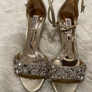 Badgley mischka low kitten heel in gold size 7